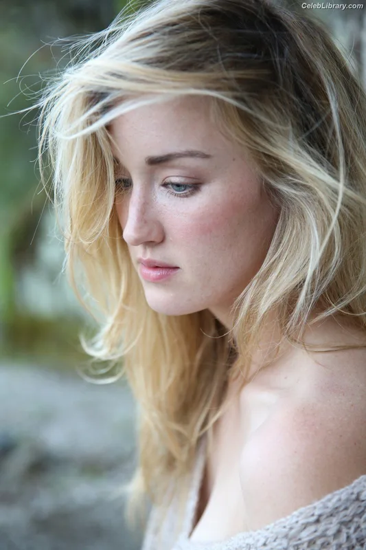Ashley Johnson photo 2 of 192