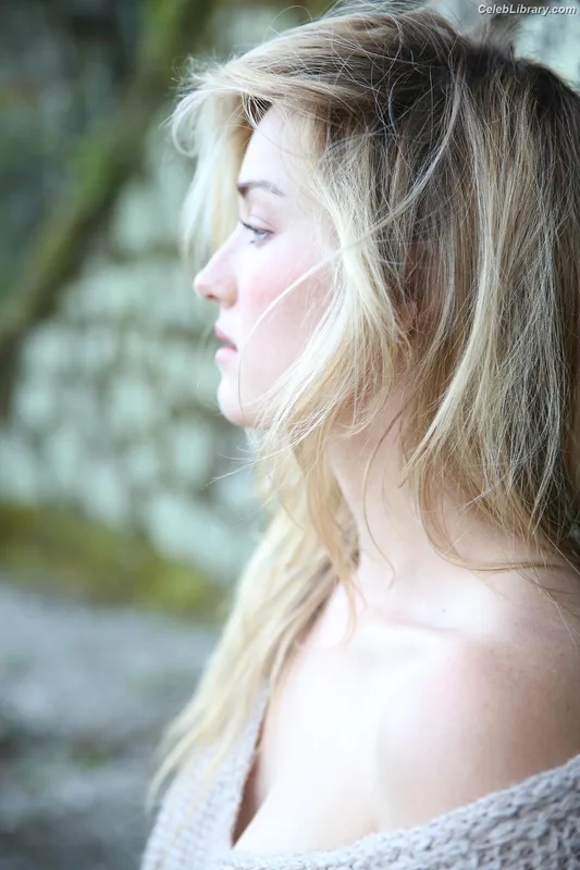 Ashley Johnson photo 4 of 192