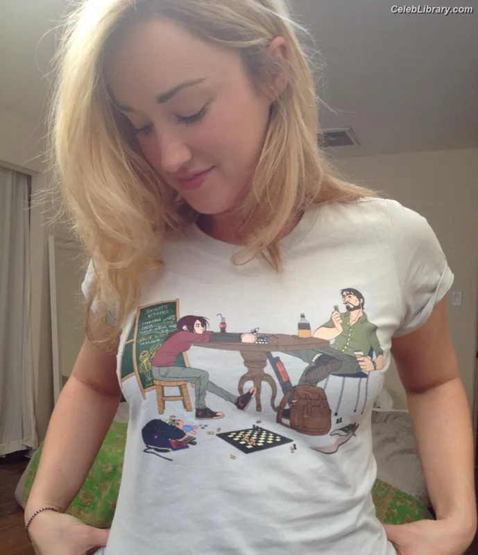 Ashley Johnson photo 7 of 192