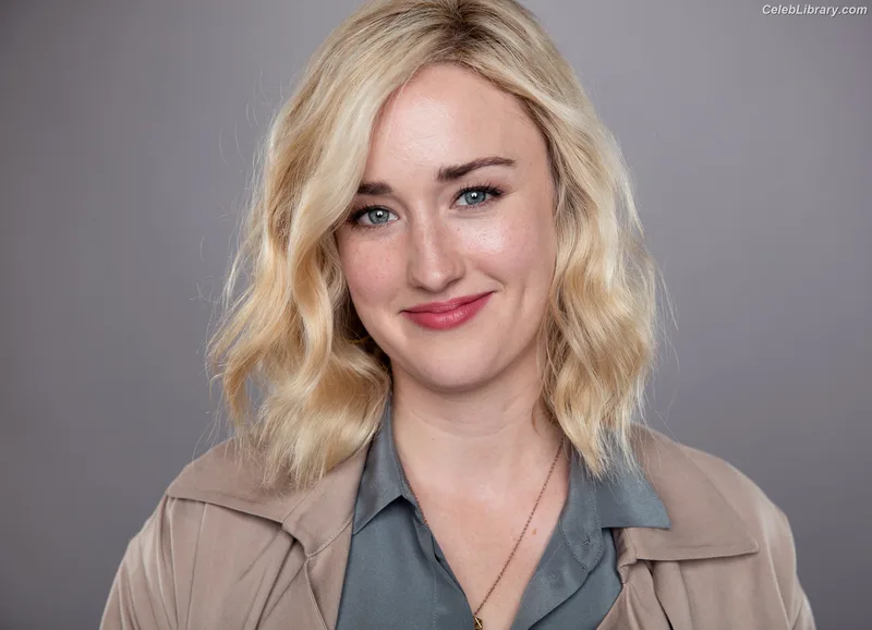 Ashley Johnson photo 12 of 192
