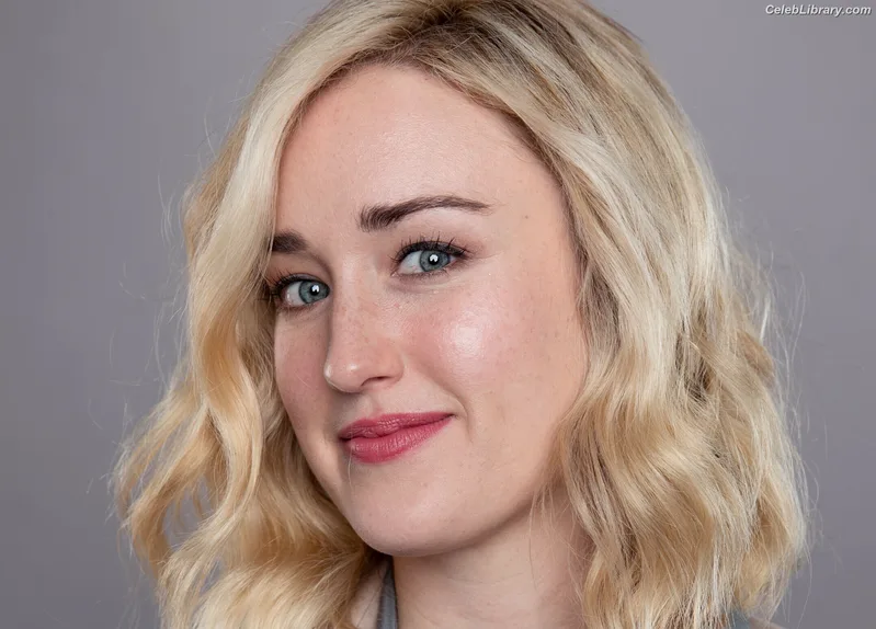 Ashley Johnson photo 14 of 192