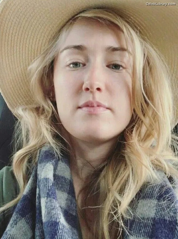 Ashley Johnson photo 19 of 192