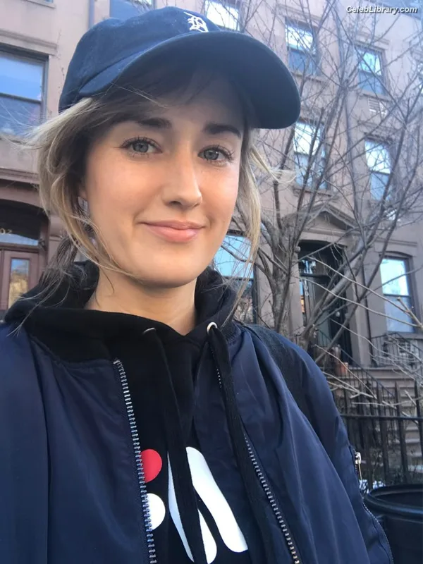 Ashley Johnson photo 22 of 192