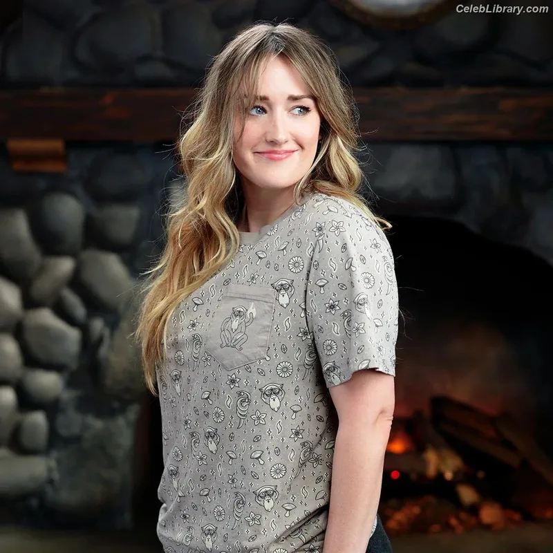 Ashley Johnson photo 23 of 192