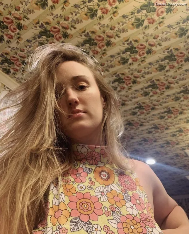 Ashley Johnson photo 8 of 192