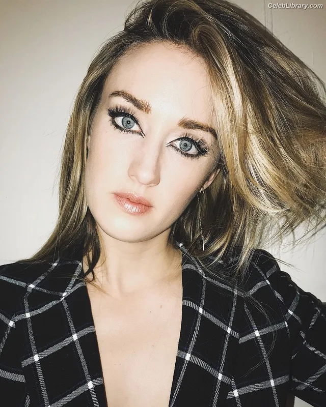 Ashley Johnson photo 10 of 192