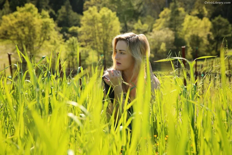 Ashley Johnson photo 18 of 192