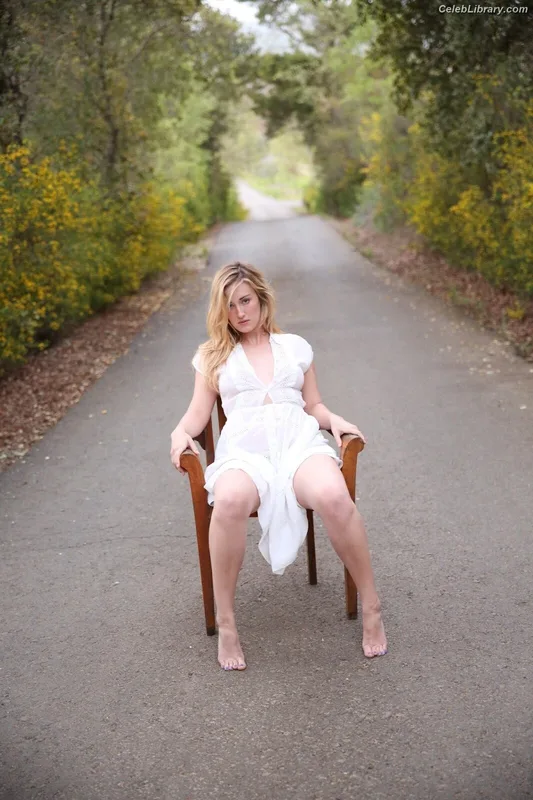 Ashley Johnson photo 7 of 192