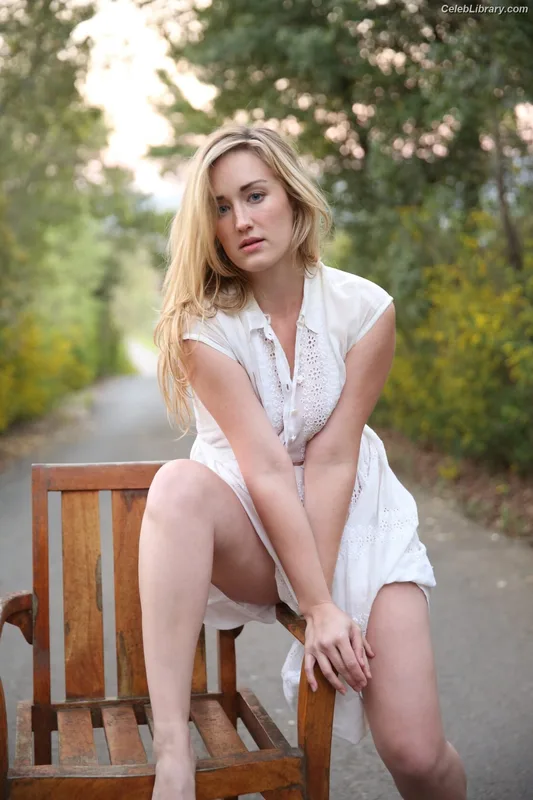 Ashley Johnson photo 8 of 192