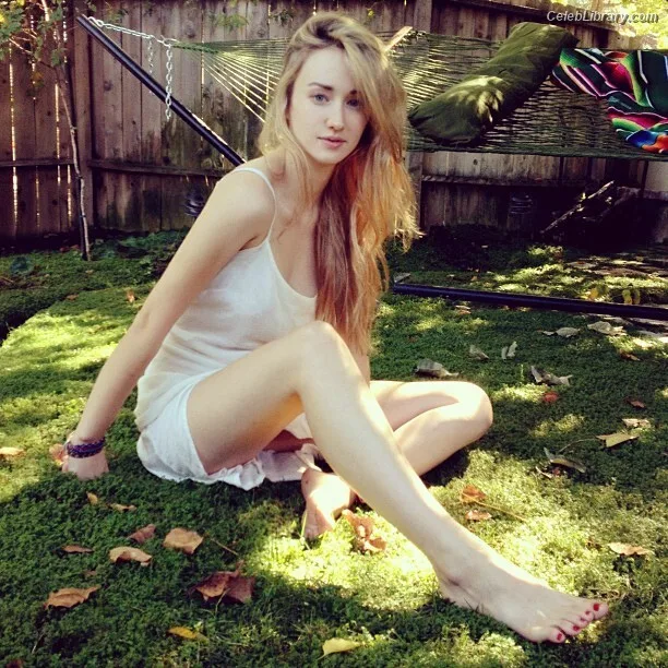 Ashley Johnson photo 16 of 192