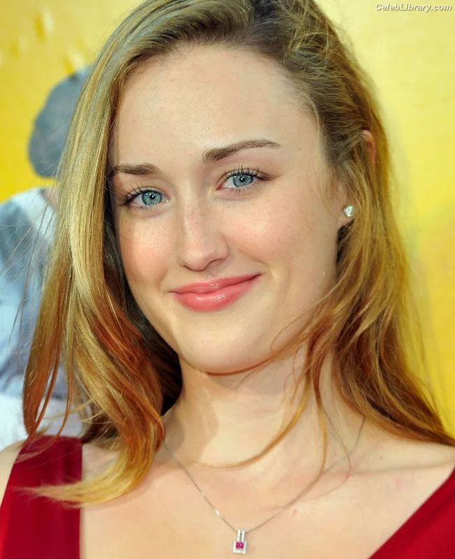 Ashley Johnson photo 10 of 192