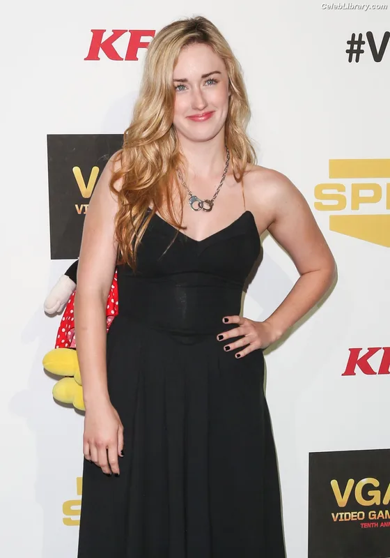 Ashley Johnson photo 14 of 192
