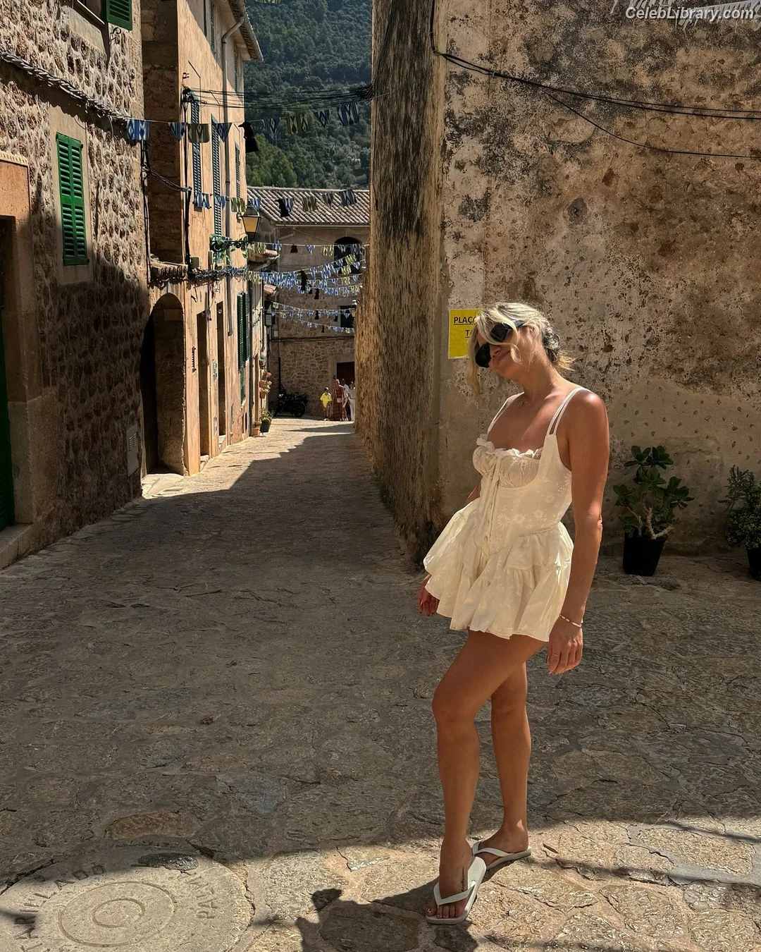 Ashley Roberts photo 21 of 943