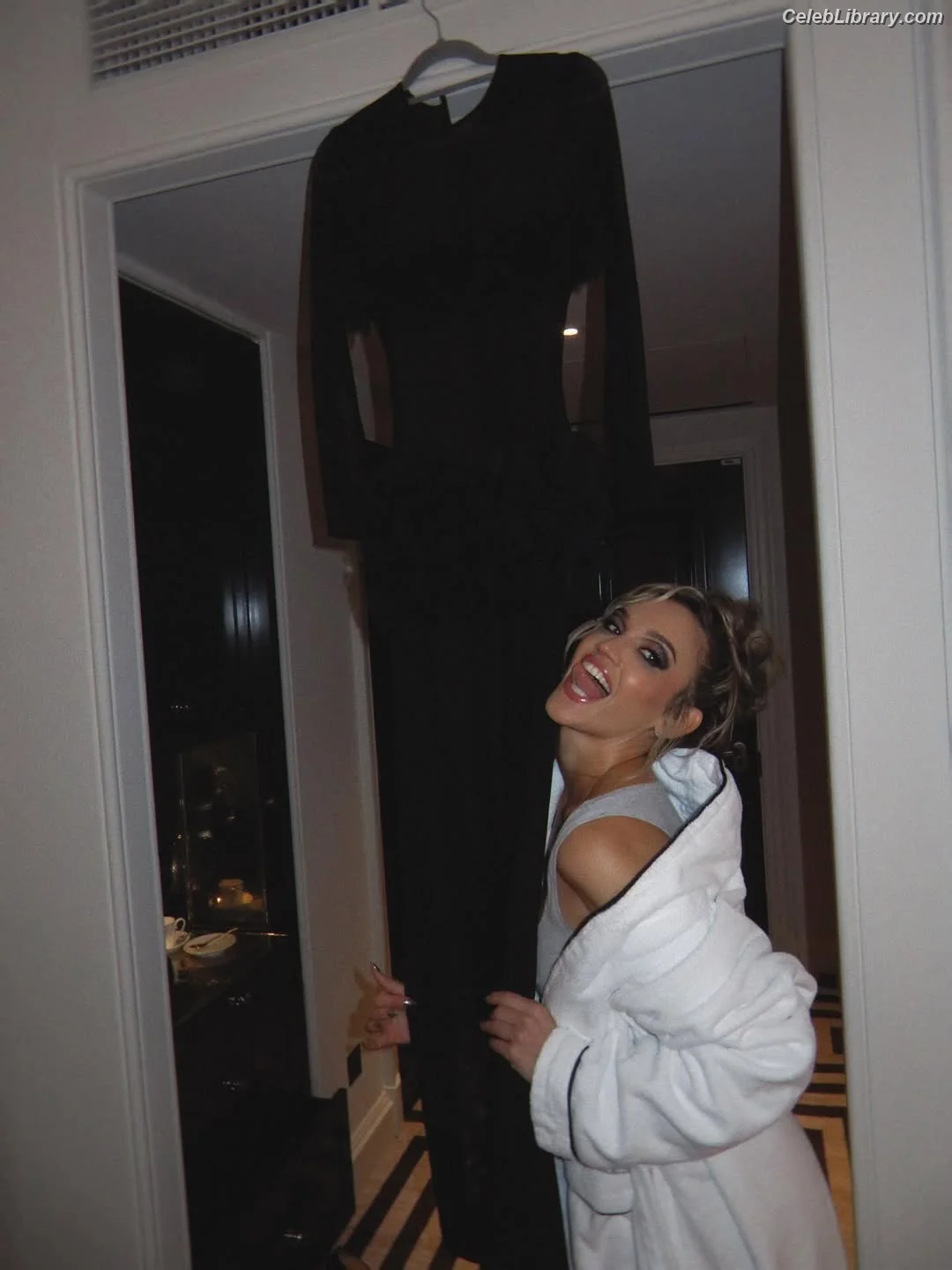 Ashley Roberts photo 13 of 943