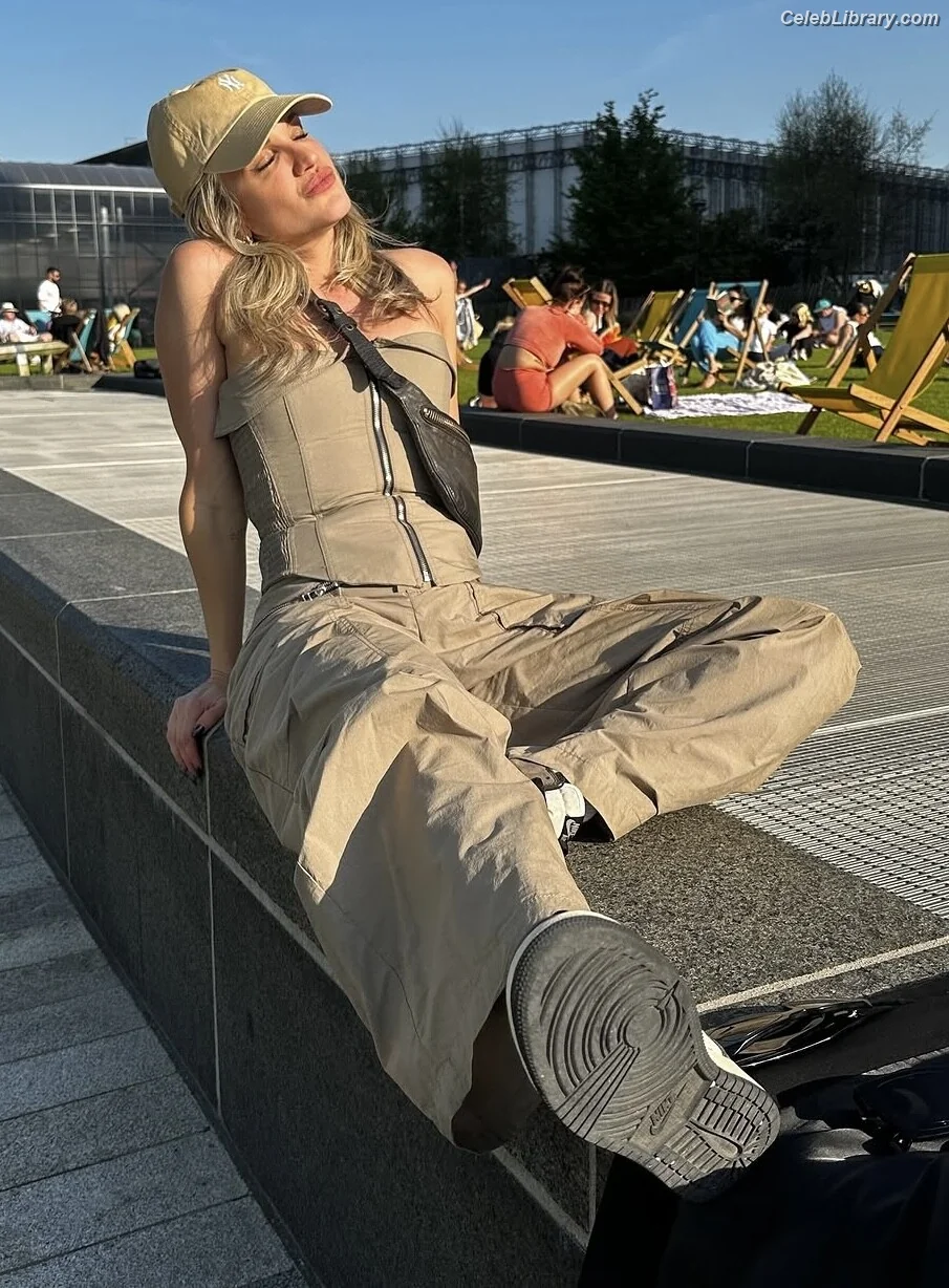 Ashley Roberts photo 15 of 943