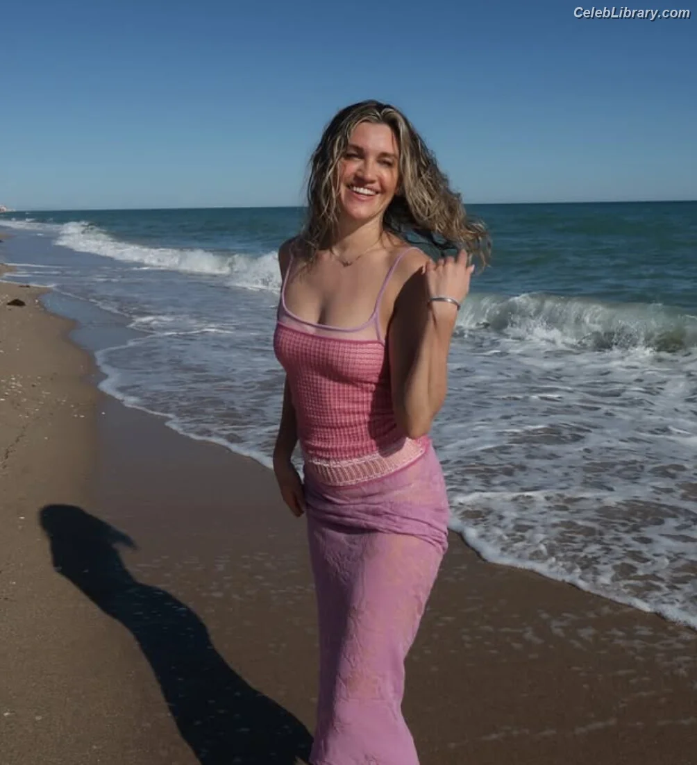 Ashley Roberts photo 8 of 943