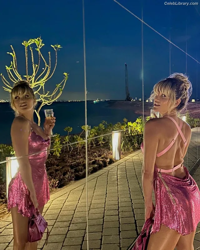 Ashley Roberts photo 18 of 944