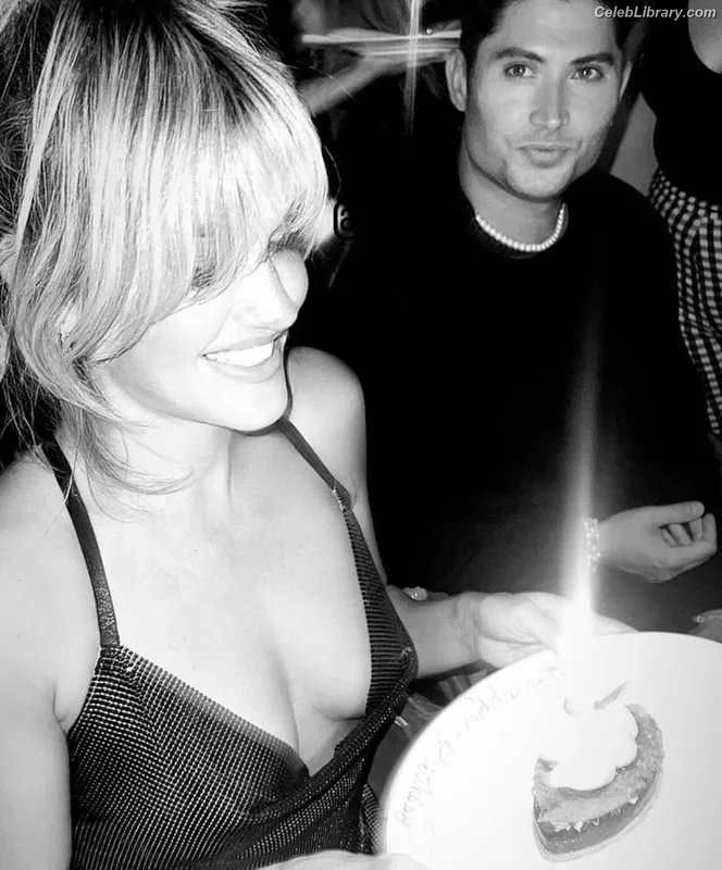 Ashley Roberts photo 6 of 944