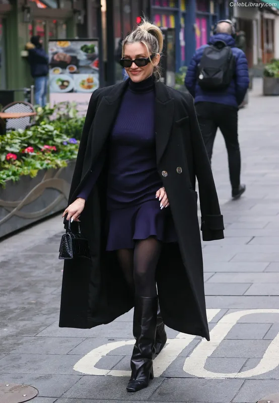 Ashley Roberts photo 20 of 944