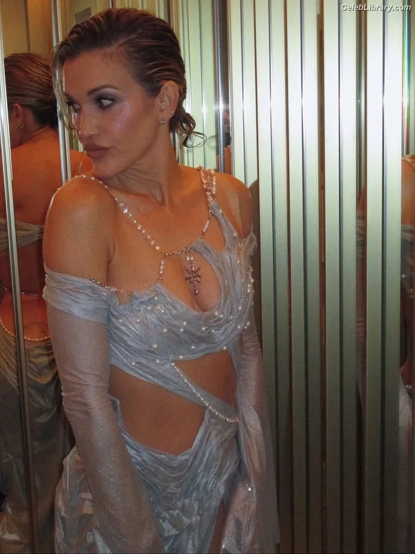 Ashley Roberts photo 2 of 944