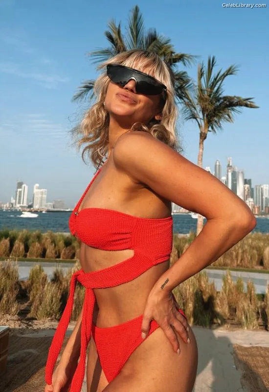 Ashley Roberts photo 18 of 944