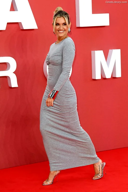 Ashley Roberts photo 14 of 944