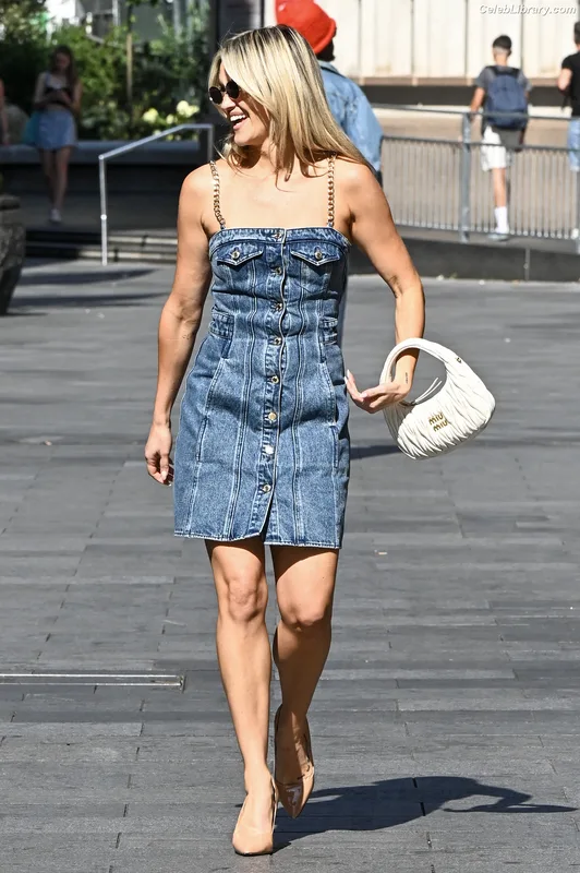 Ashley Roberts photo 22 of 944