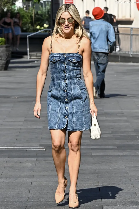 Ashley Roberts photo 3 of 944