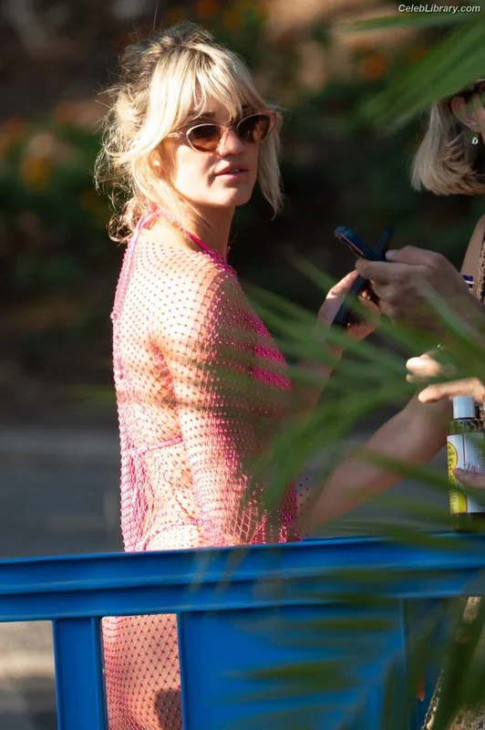 Ashley Roberts photo 2 of 944