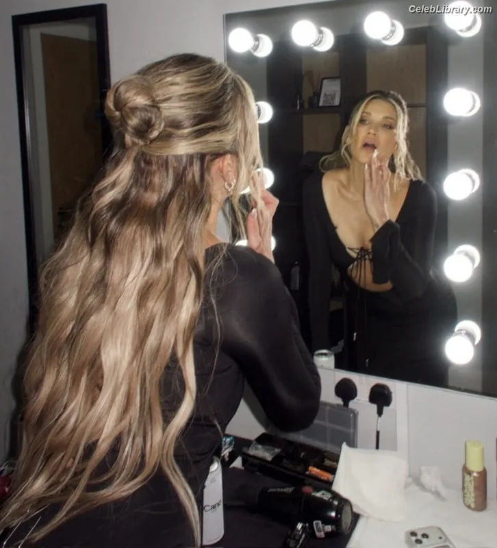 Ashley Roberts photo 10 of 944