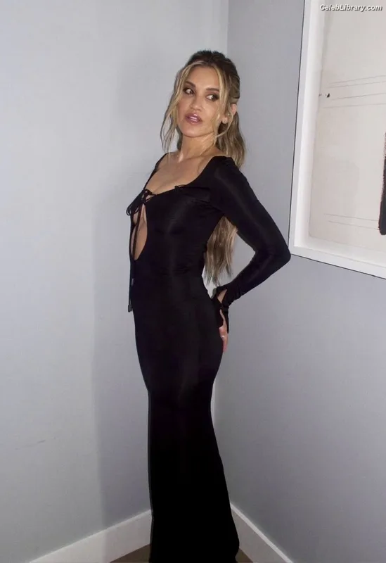Ashley Roberts photo 11 of 944