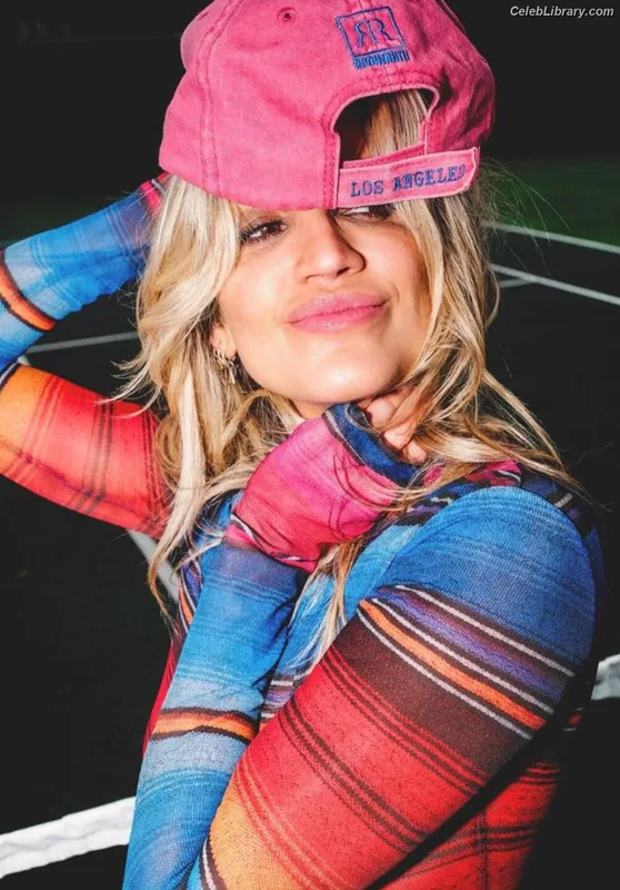 Ashley Roberts photo 10 of 944