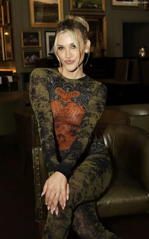Ashley Roberts photo 21 of 944