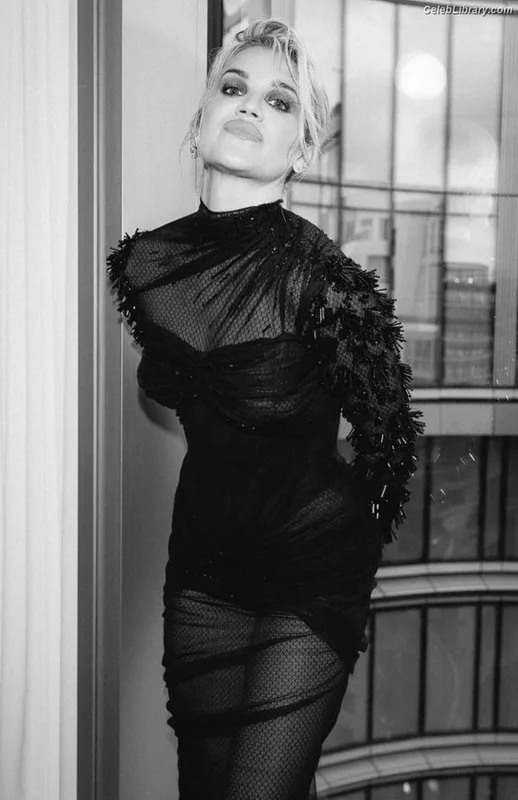 Ashley Roberts photo 1 of 944