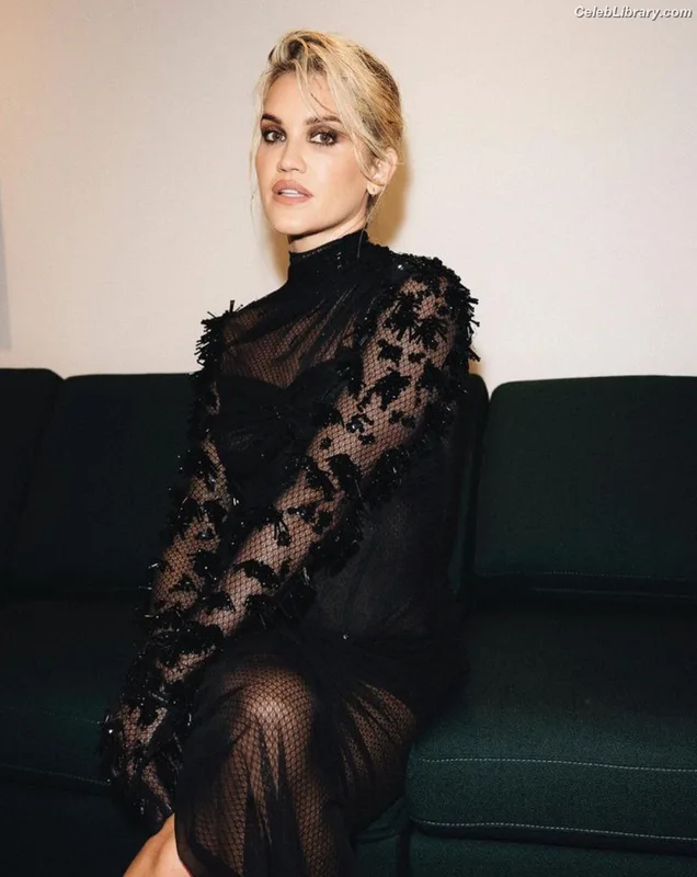Ashley Roberts photo 4 of 944