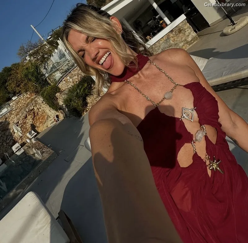 Ashley Roberts photo 4 of 944