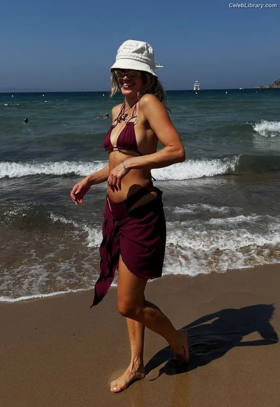 Ashley Roberts photo 6 of 944