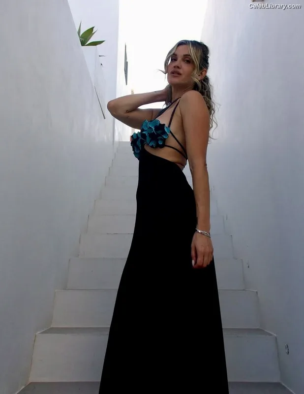 Ashley Roberts photo 17 of 944