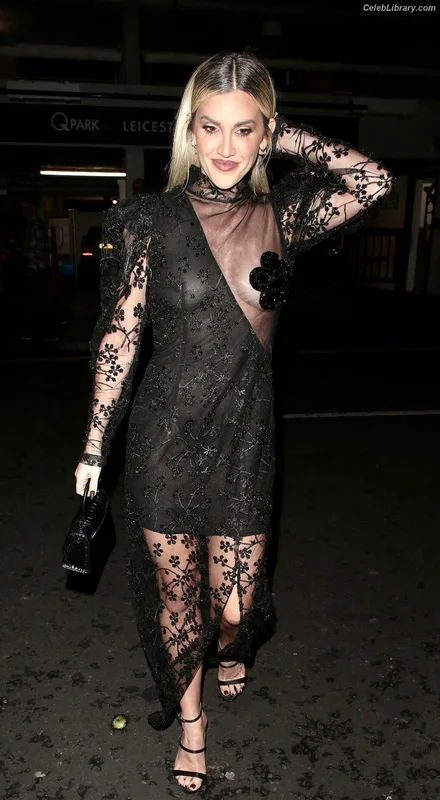 Ashley Roberts photo 10 of 944