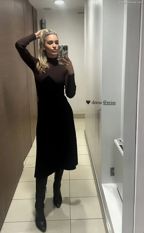 Ashley Roberts photo 13 of 944