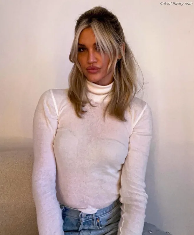 Ashley Roberts photo 8 of 944