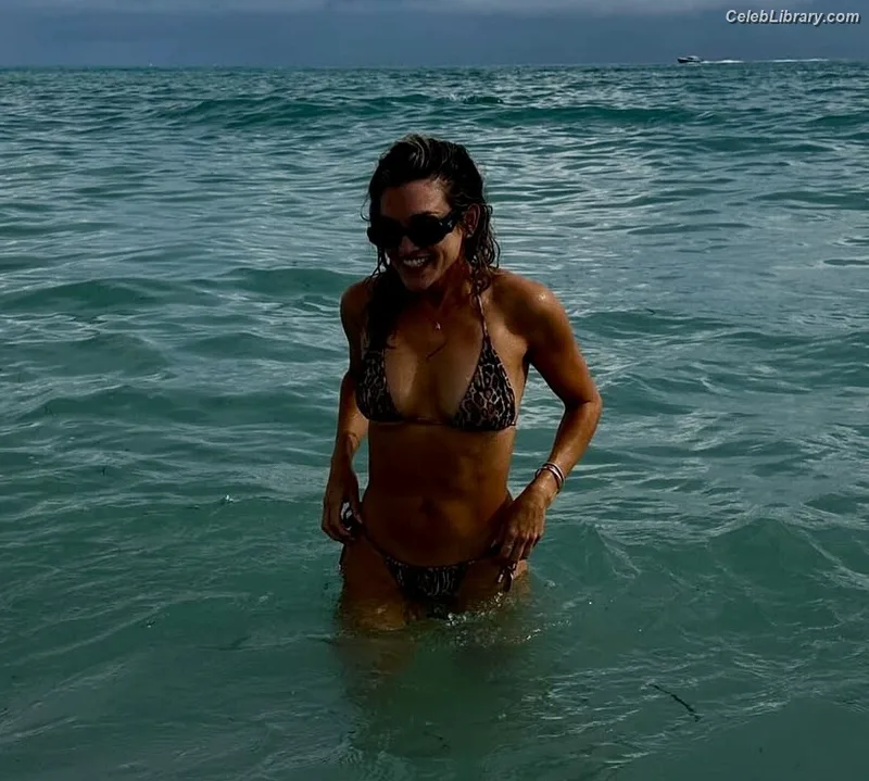 Ashley Roberts photo 13 of 944
