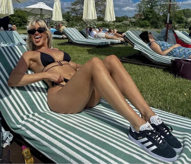 Ashley Roberts photo 17 of 944