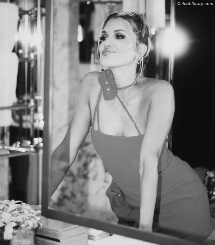 Ashley Roberts photo 8 of 944