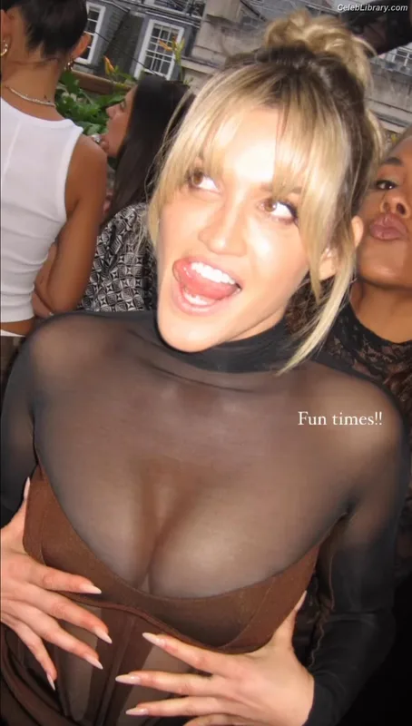 Ashley Roberts photo 13 of 944