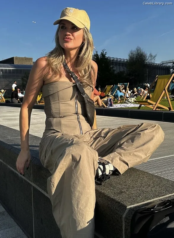 Ashley Roberts photo 16 of 944