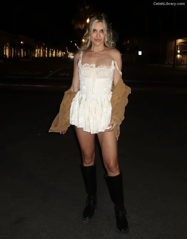 Ashley Roberts photo 11 of 944
