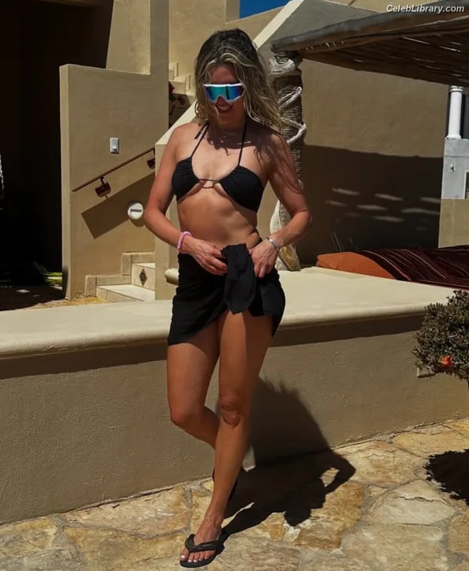 Ashley Roberts photo 10 of 944
