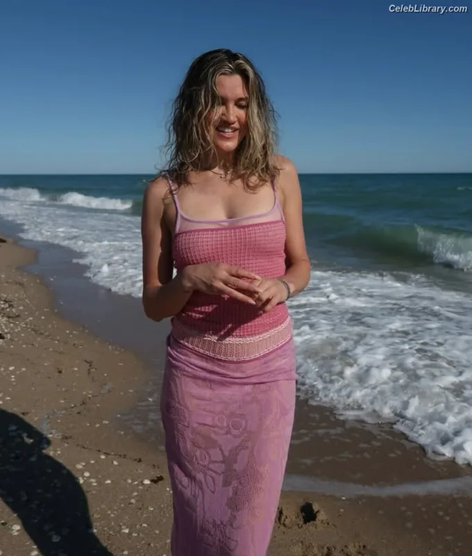 Ashley Roberts photo 11 of 944