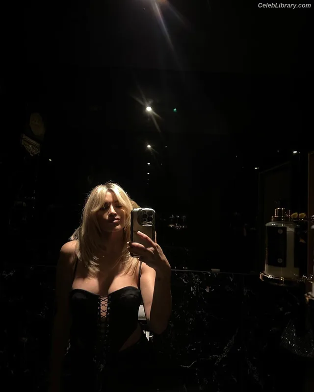 Ashley Roberts photo 22 of 944